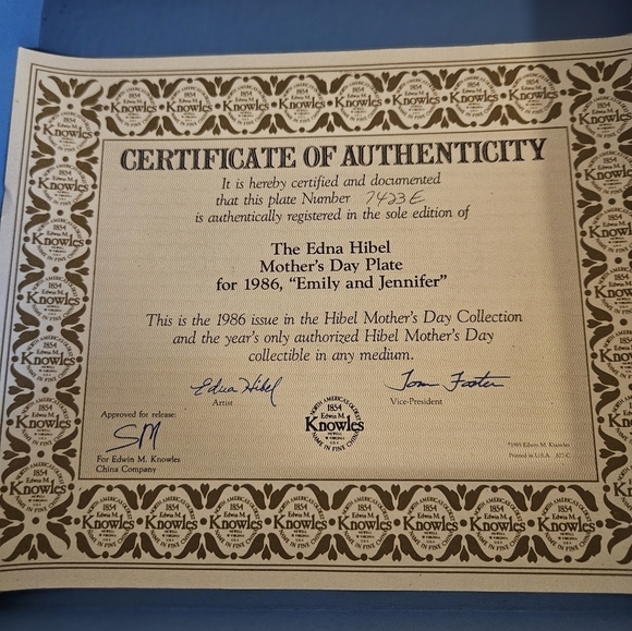 Edna Hibel Mother’s Day plate - Picture 4 of 7